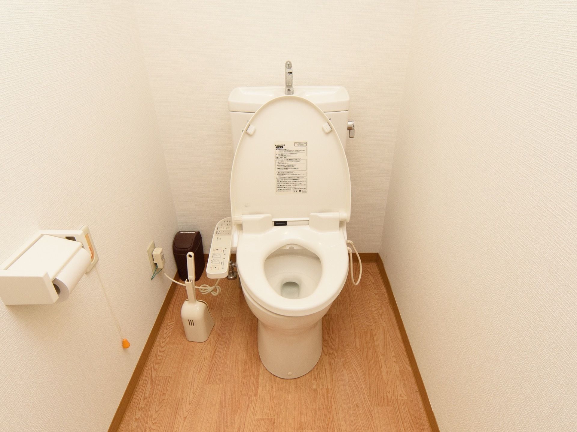 タンクの上に手洗い場の付いたタイプの洋式便器が１つある。便器の便座は温水洗浄便座となっていて、壁に非常用の呼び出しボタンが設置されている。