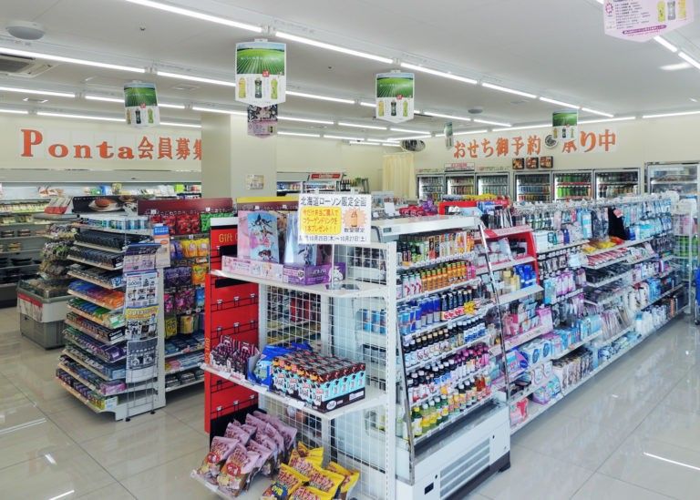 店内には多様な商品が並ぶスーパーマーケット
