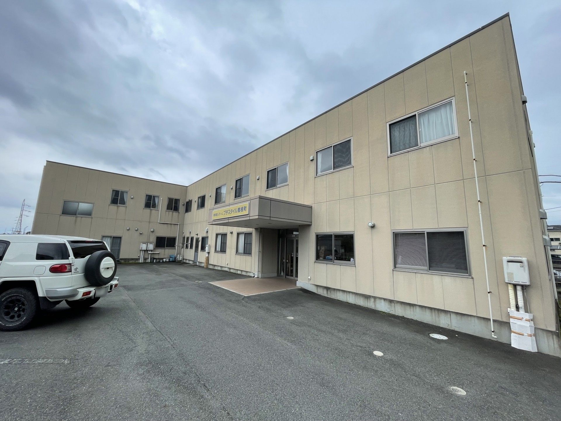 広々とした建物の正面入口