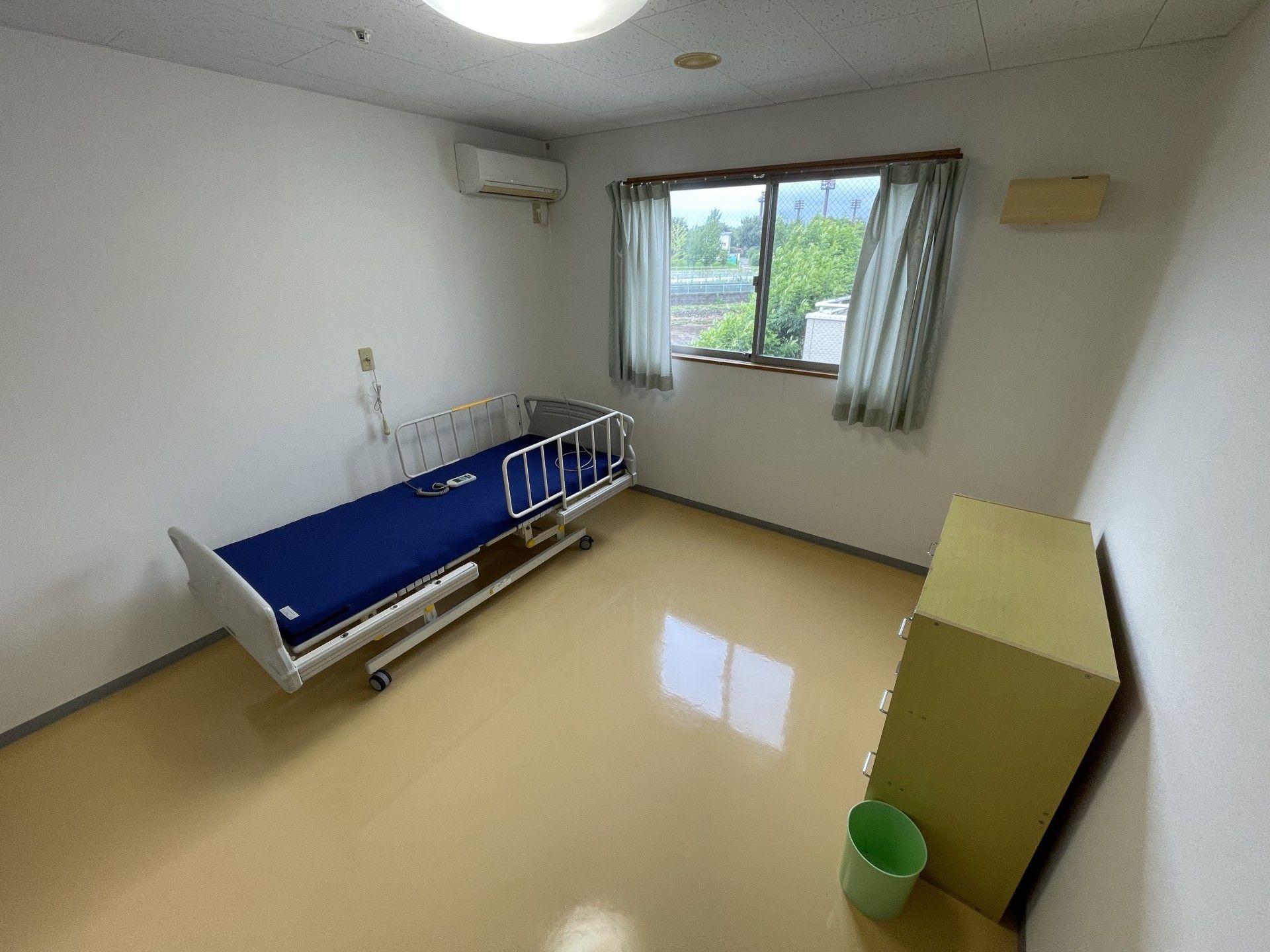 明るい個室のベッド