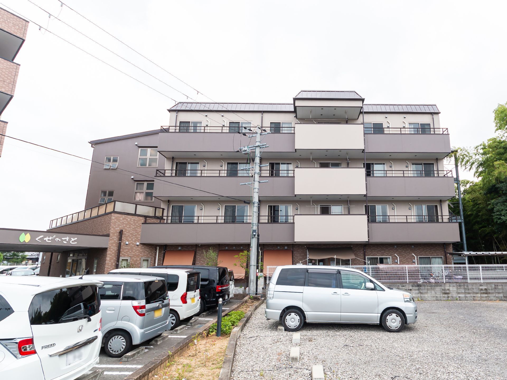 ４階建ての建物で、落ち着いた色合いでお洒落な外観