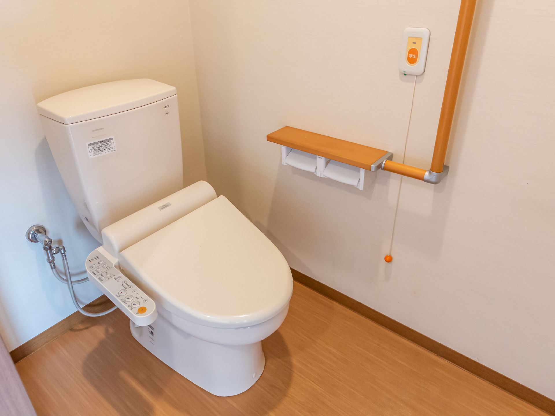 バリアフリーで手すりが取り付けられているトイレ