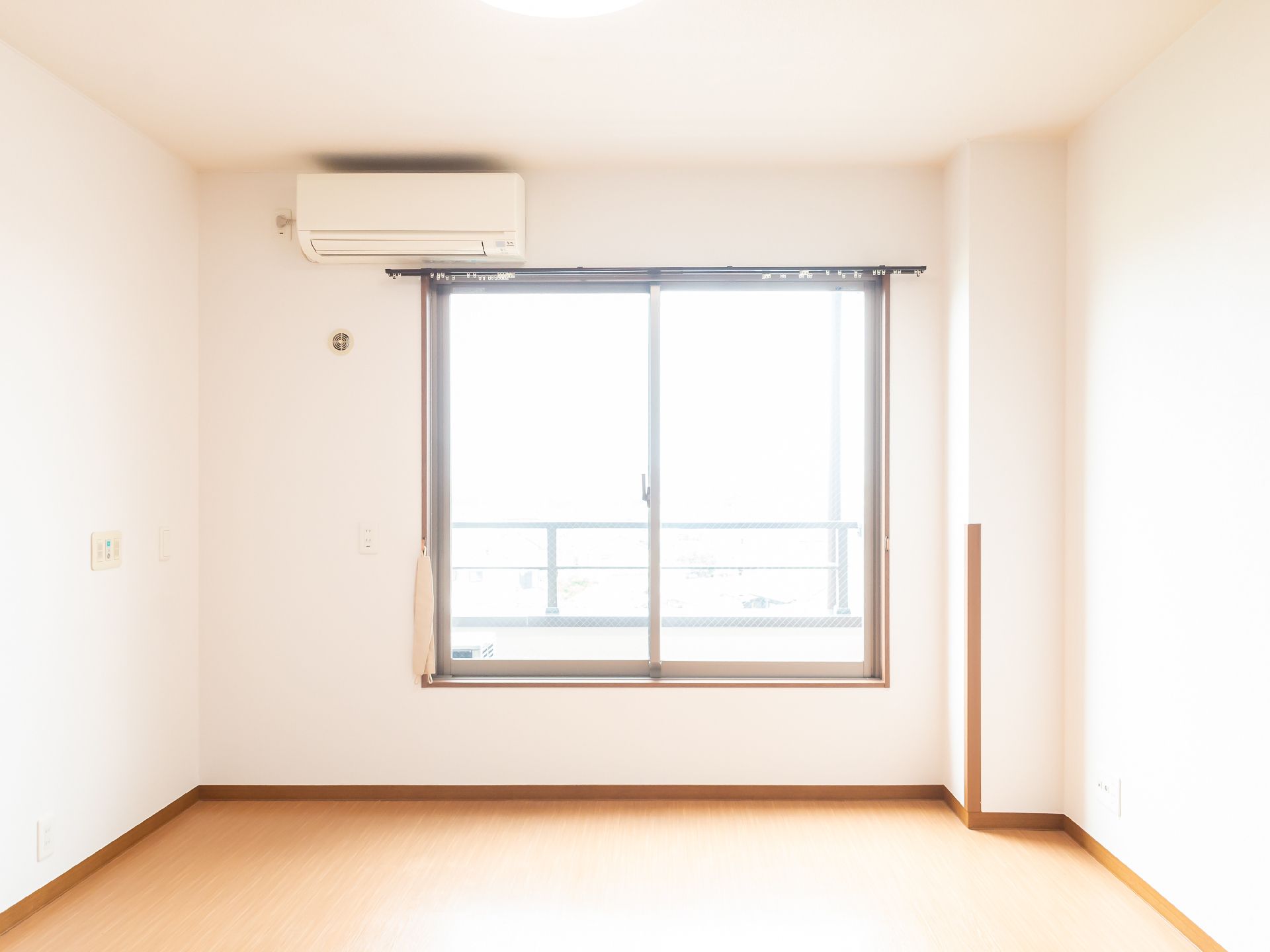 高齢者の方にタオルをかけてマッサージしているスタッフと振り返りながら会話する女性の様子
