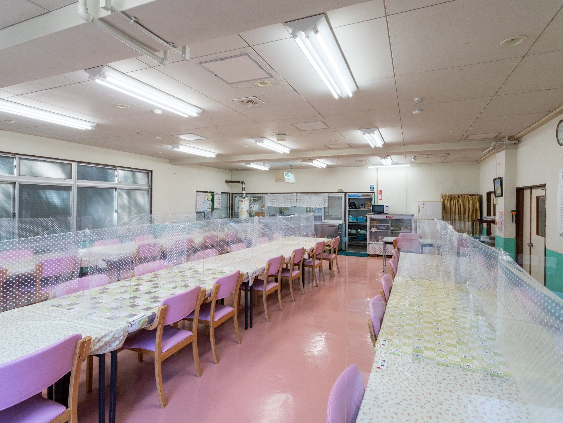 長いテーブルのある部屋