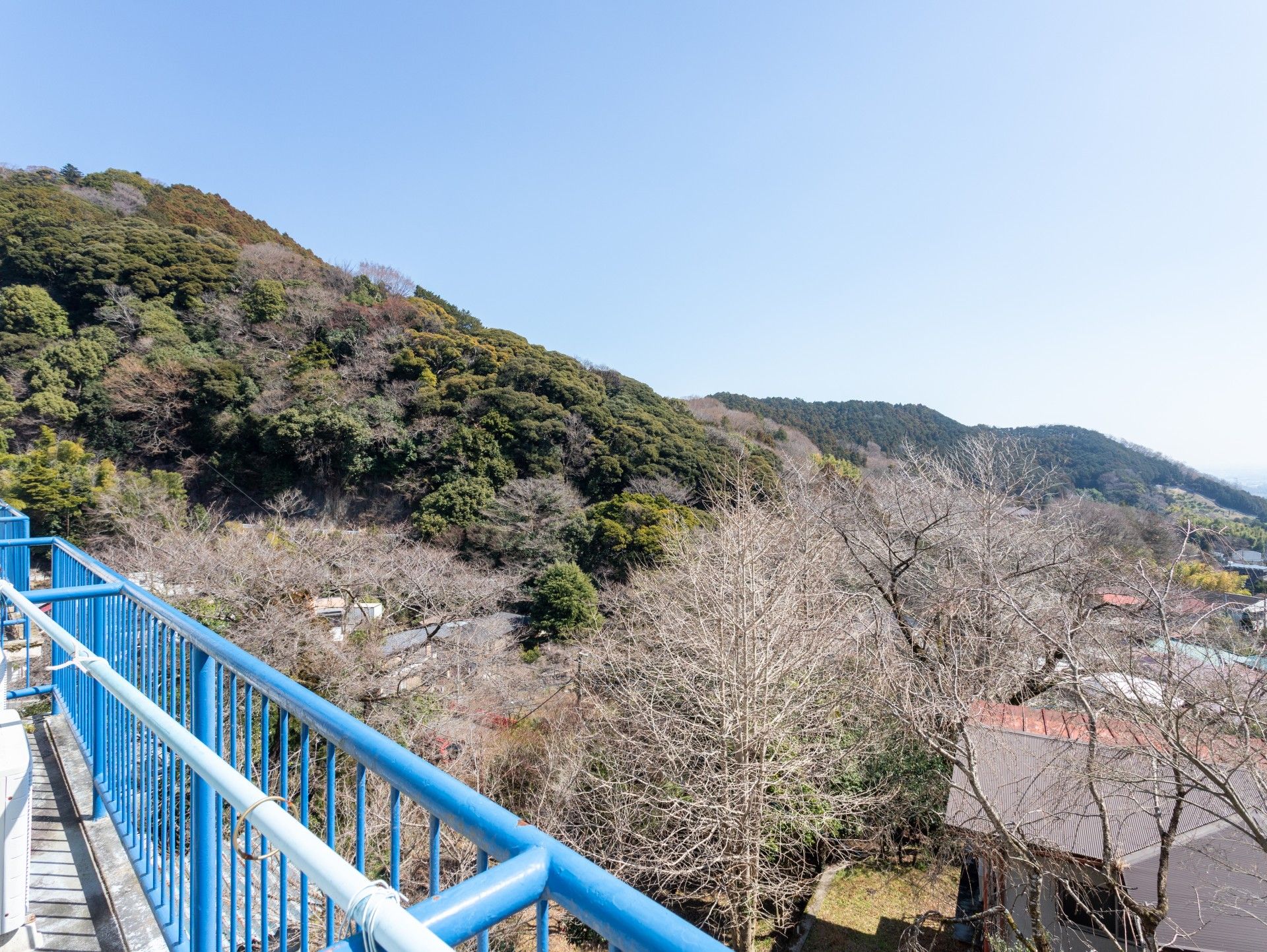 山々を望む広いバルコニー