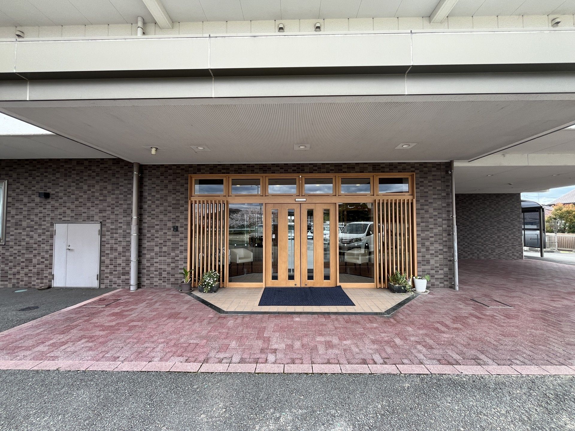 明るい入口の施設