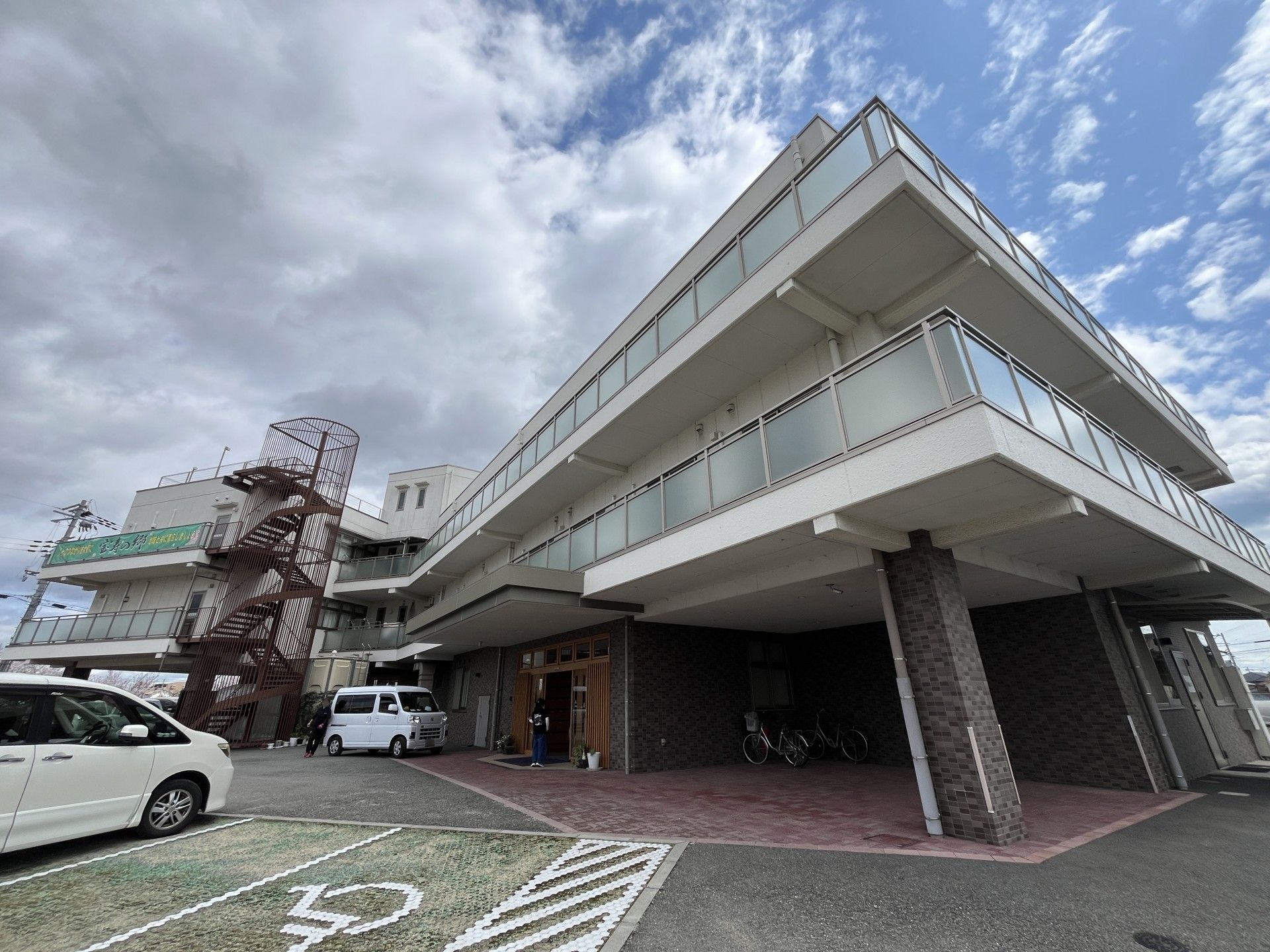 広々とした建物のエントランス