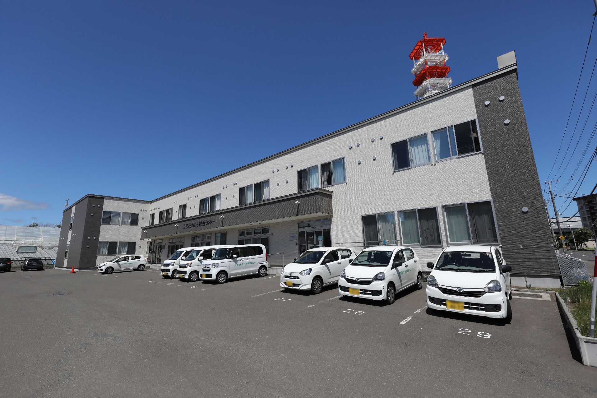 駐車スペースを設けた施設外観