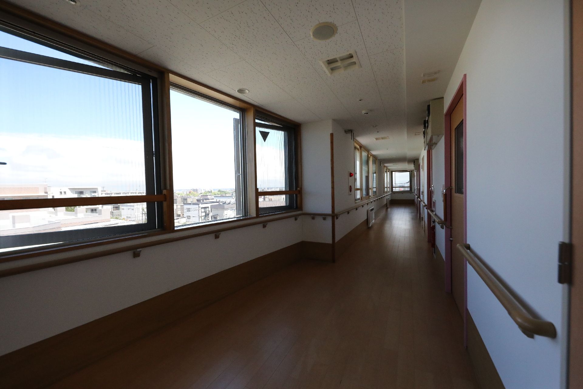 外の景色を一望できる廊下