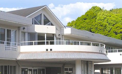 緑に囲まれた施設外観