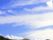 深い緑の山々が青空の下にそびえ立っている。