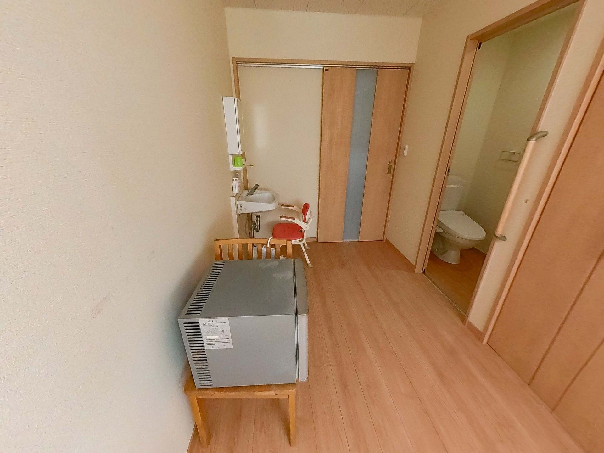 居室の一角と洗面所