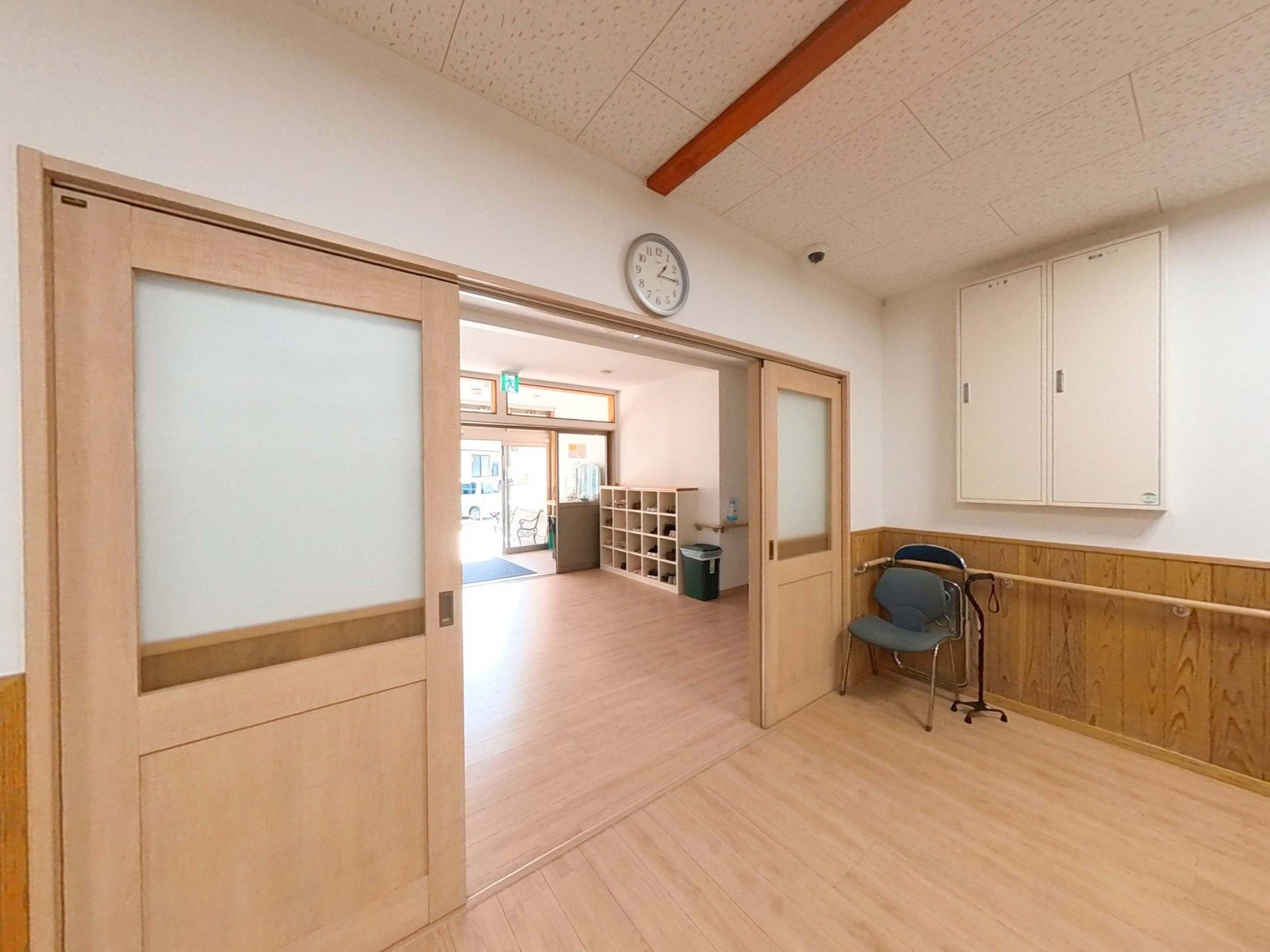 明るく広々とした廊下
