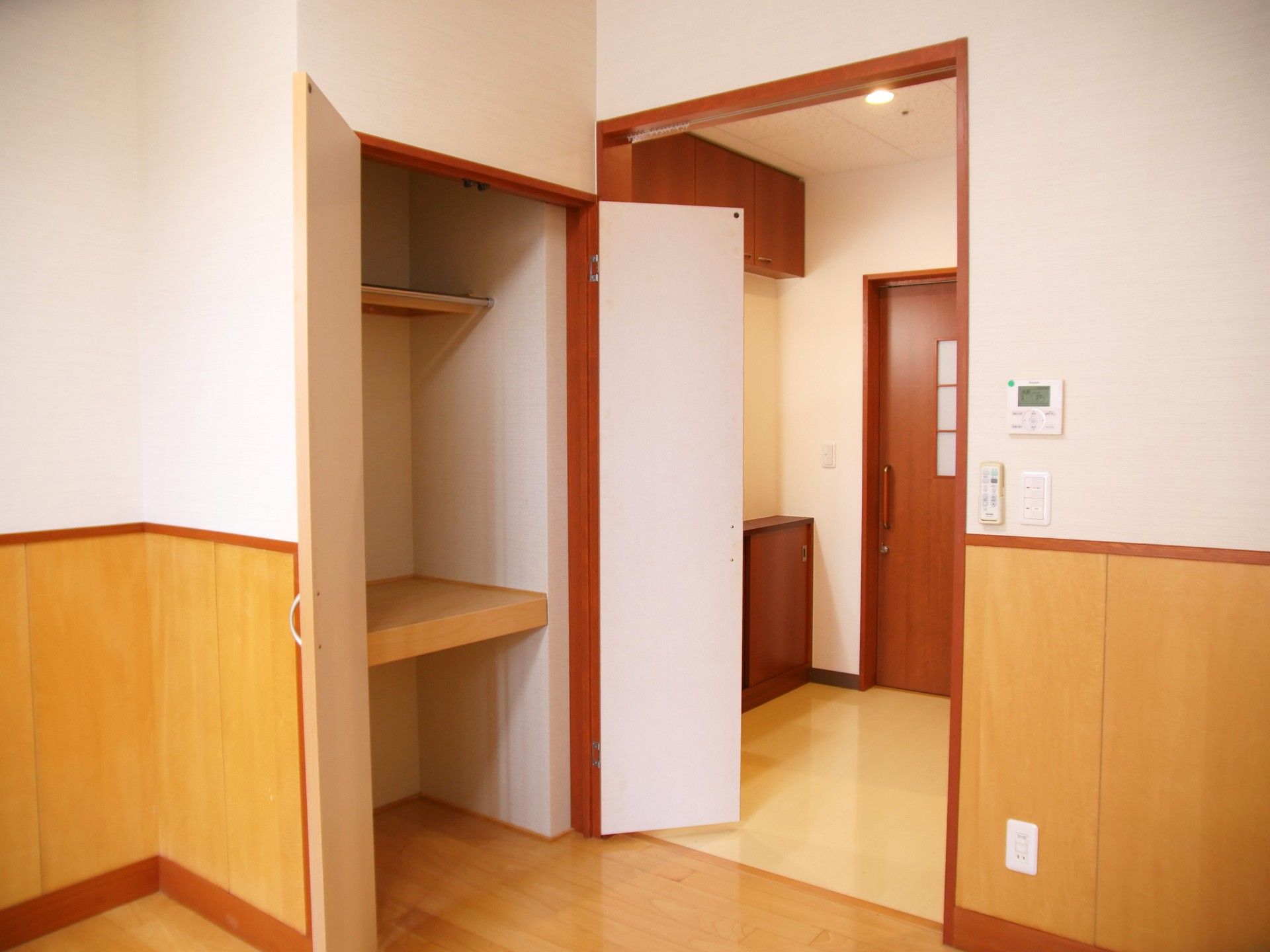 明るく広々とした居室入口