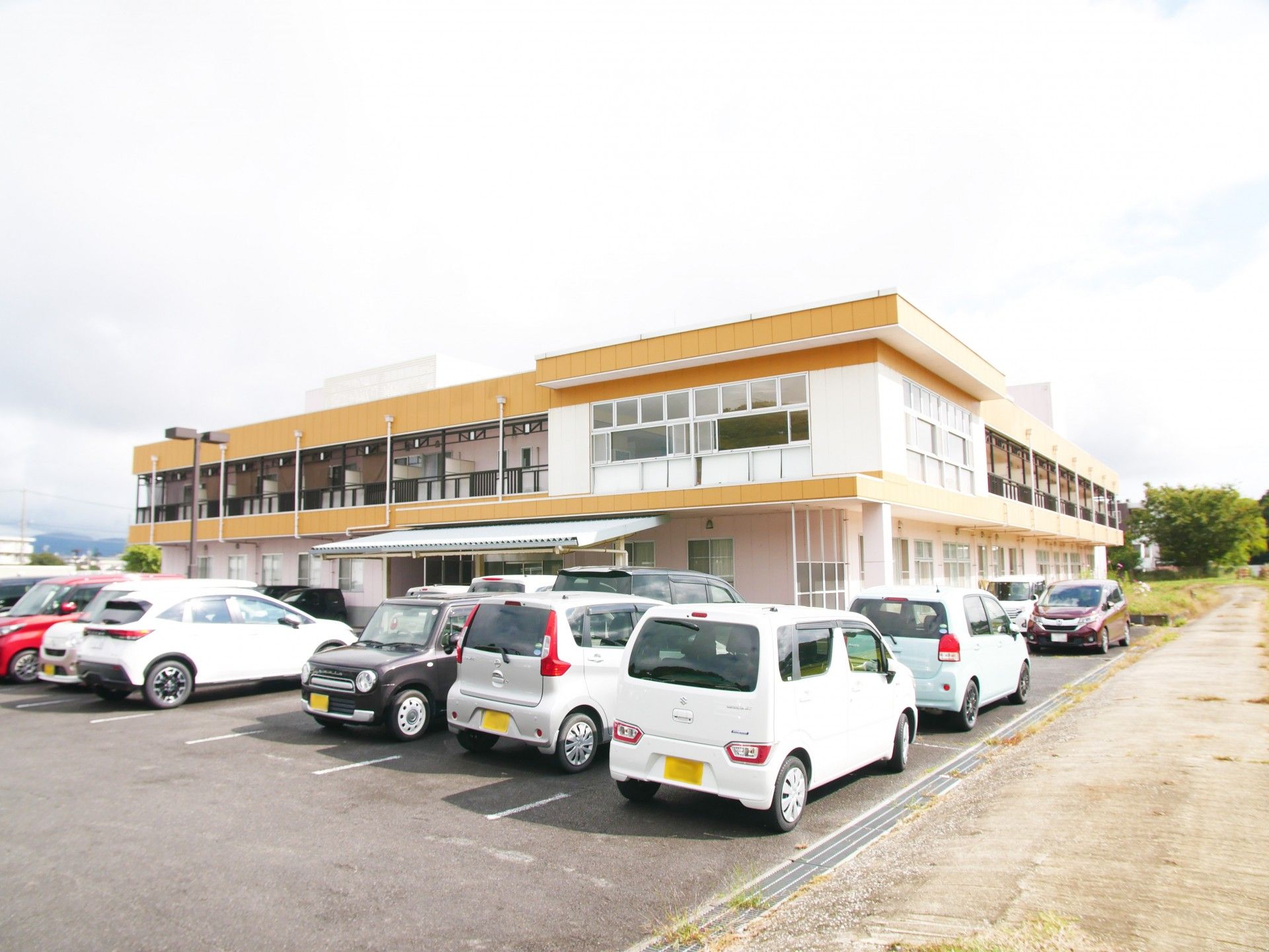 広々とした駐車場のある建物