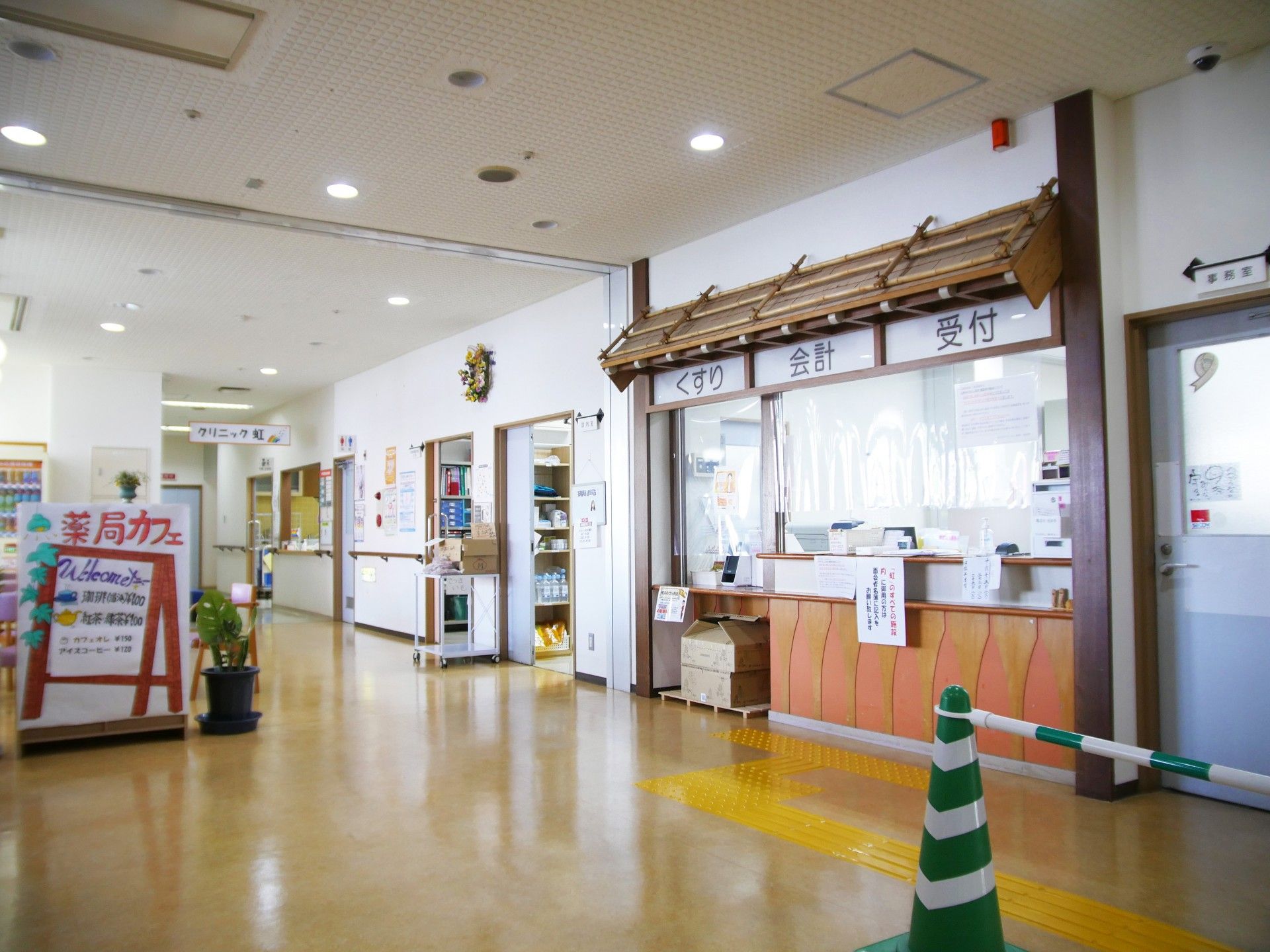 明るく広々とした受付エリア