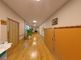 明るく広々とした廊下