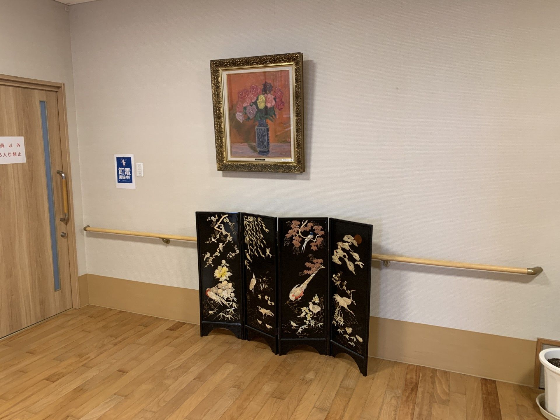 絵画と屏風のある廊下