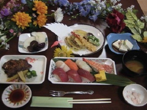 レイアウトと共にテーブルに並べられた記念イベントの食事