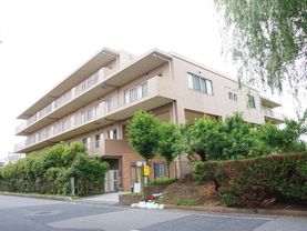 シックな色合いの建物で、高級マンションのようなお洒落感がある外観