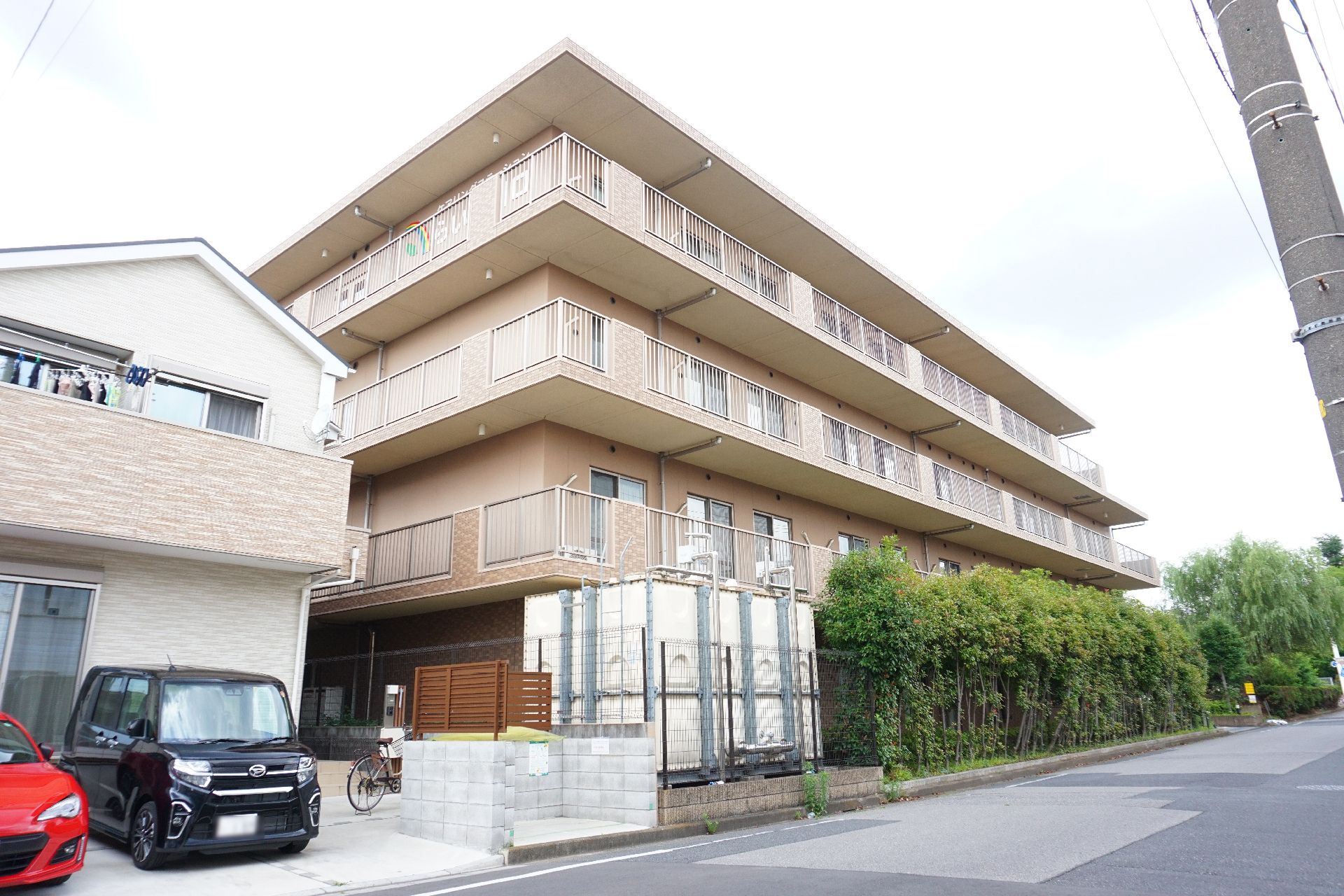 落ち着きのある色合いで、高級マンションのようなモダンな雰囲気のある外観