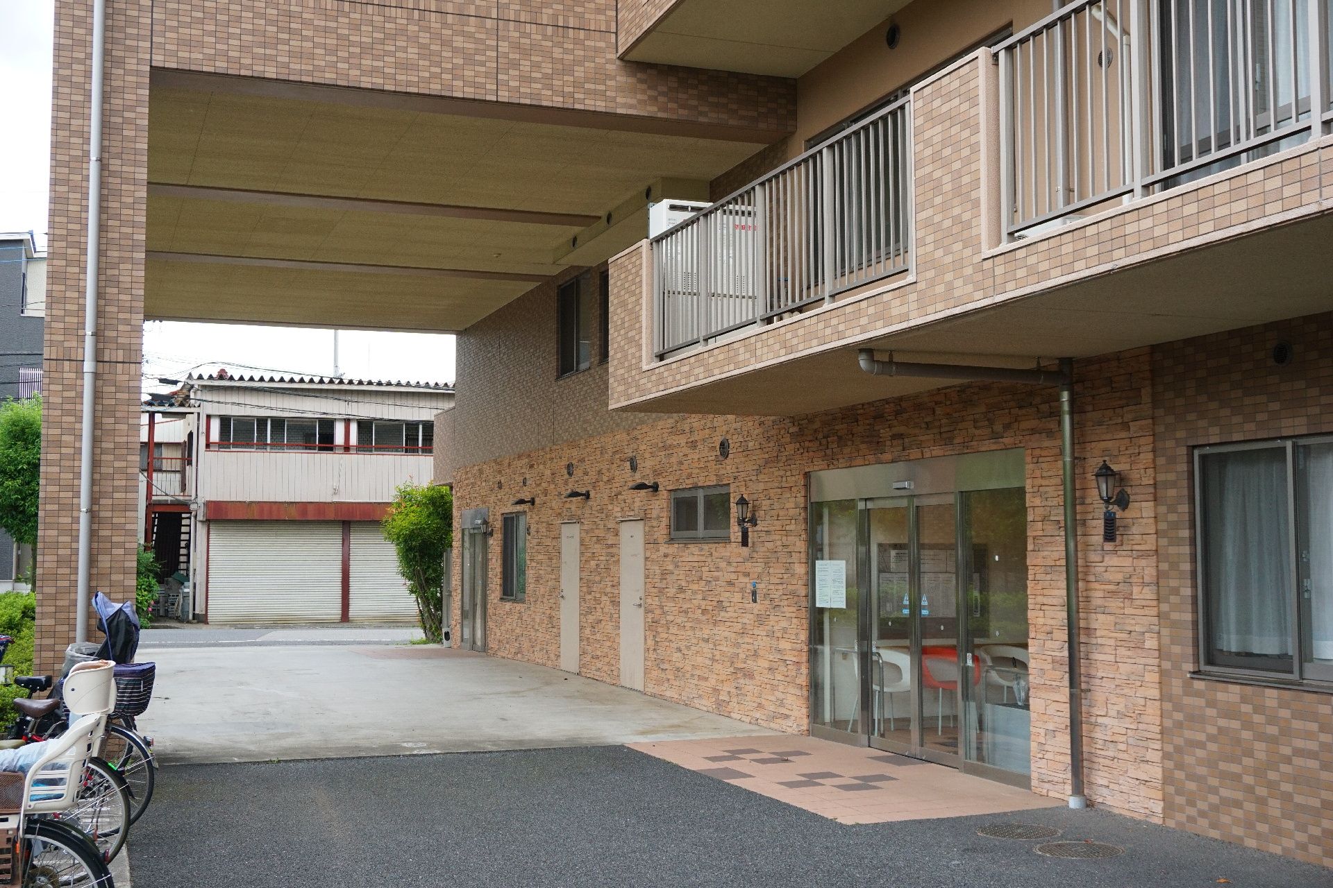 床には段差がなく、安全に玄関ドアまで移動できるエントランス付近