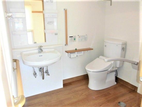 両サイドに手すりが付いた広いトイレは呼び出しボタンもつき安全に使用できる。