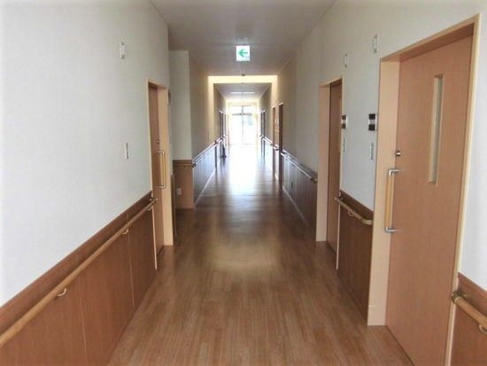 まっすぐに伸びた廊下の両サイドには手すりが設置され、一番奥には窓があり日当たりも良好。