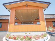 花壇のある建物の外観