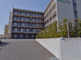 明るい外観の介護施設の全景