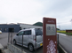 静かな町並みの外観