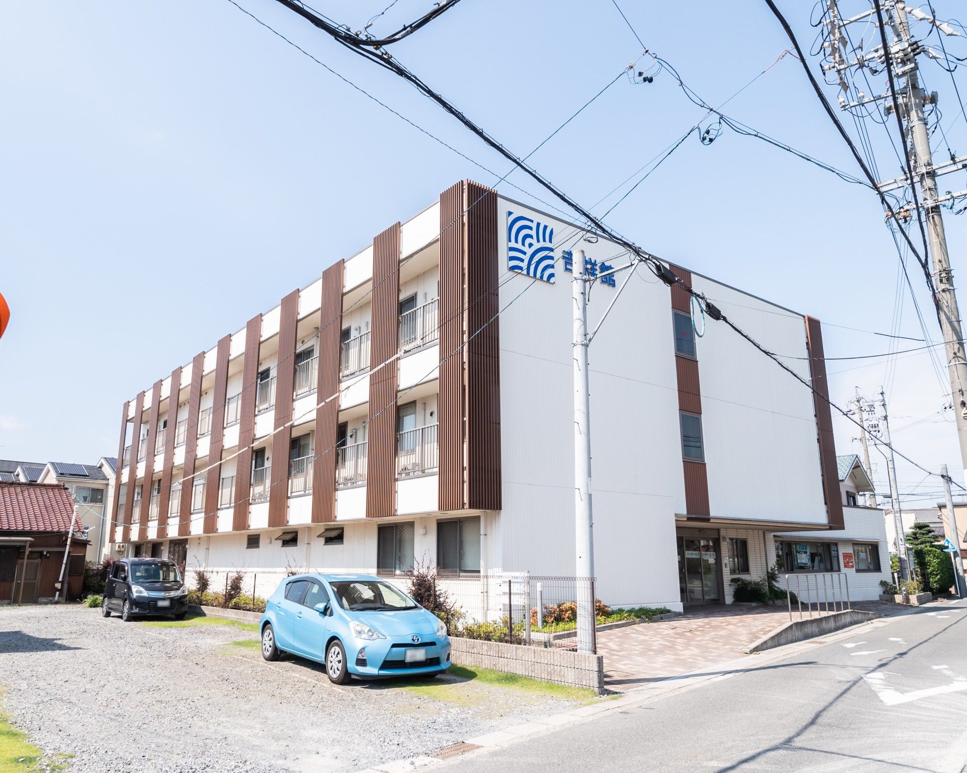 駐車場含めた施設外観