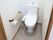 手すりが取り付けられている施設内のトイレの様子。家庭によくあるサイズのトイレ