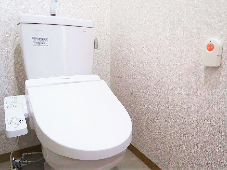 手すりが取り付けられている施設内のトイレの様子。家庭によくあるサイズのトイレ