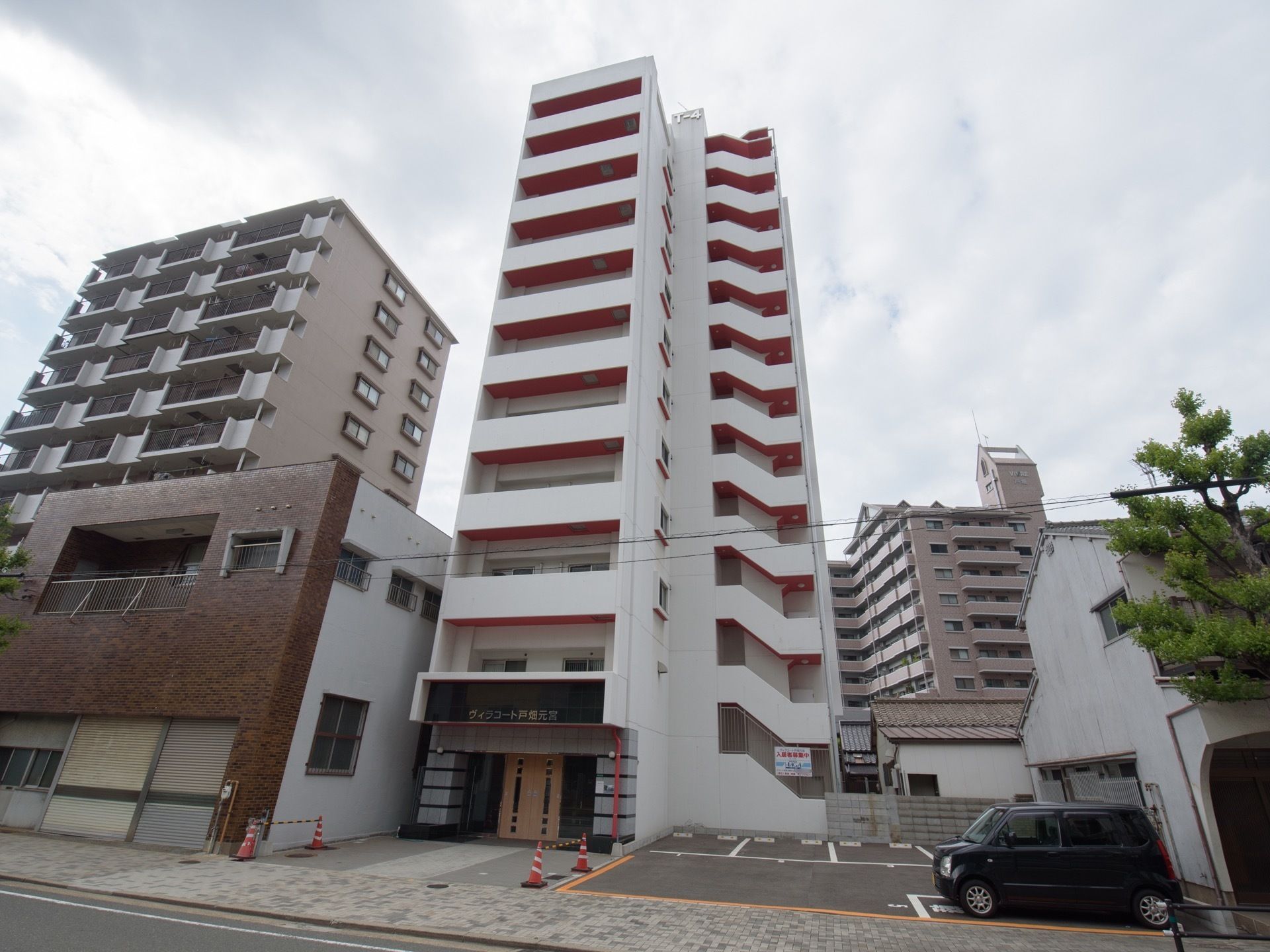 施設の建物は、12階建てで空に向かってそびえ建つ高層マンション風の外観である。１階のエトランスペースの横には、駐車が完備されている。