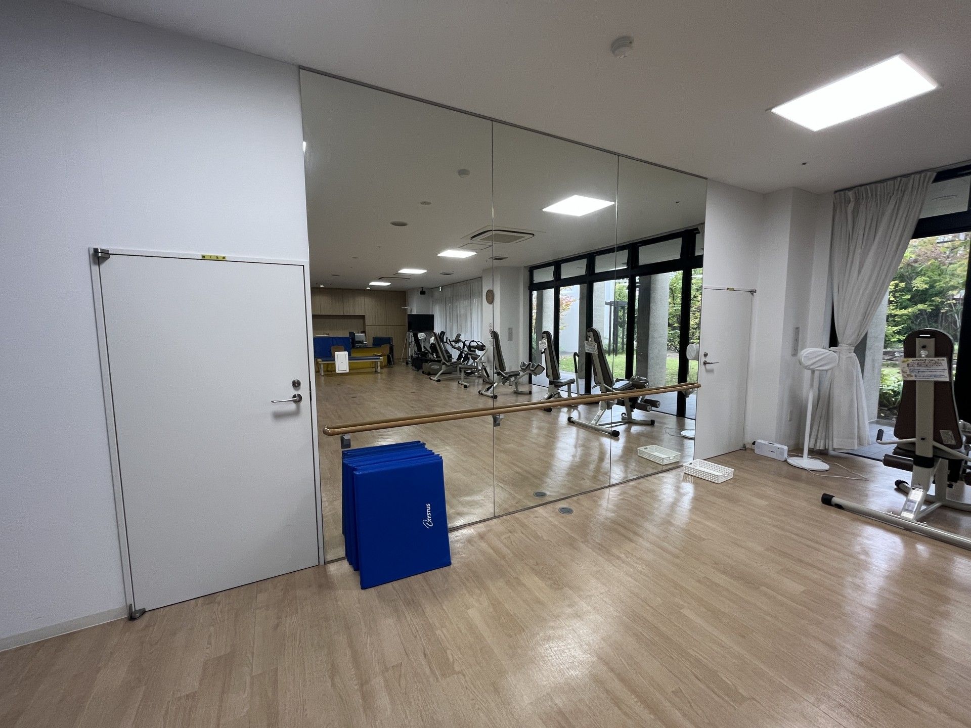 運動器具が並ぶ部屋
