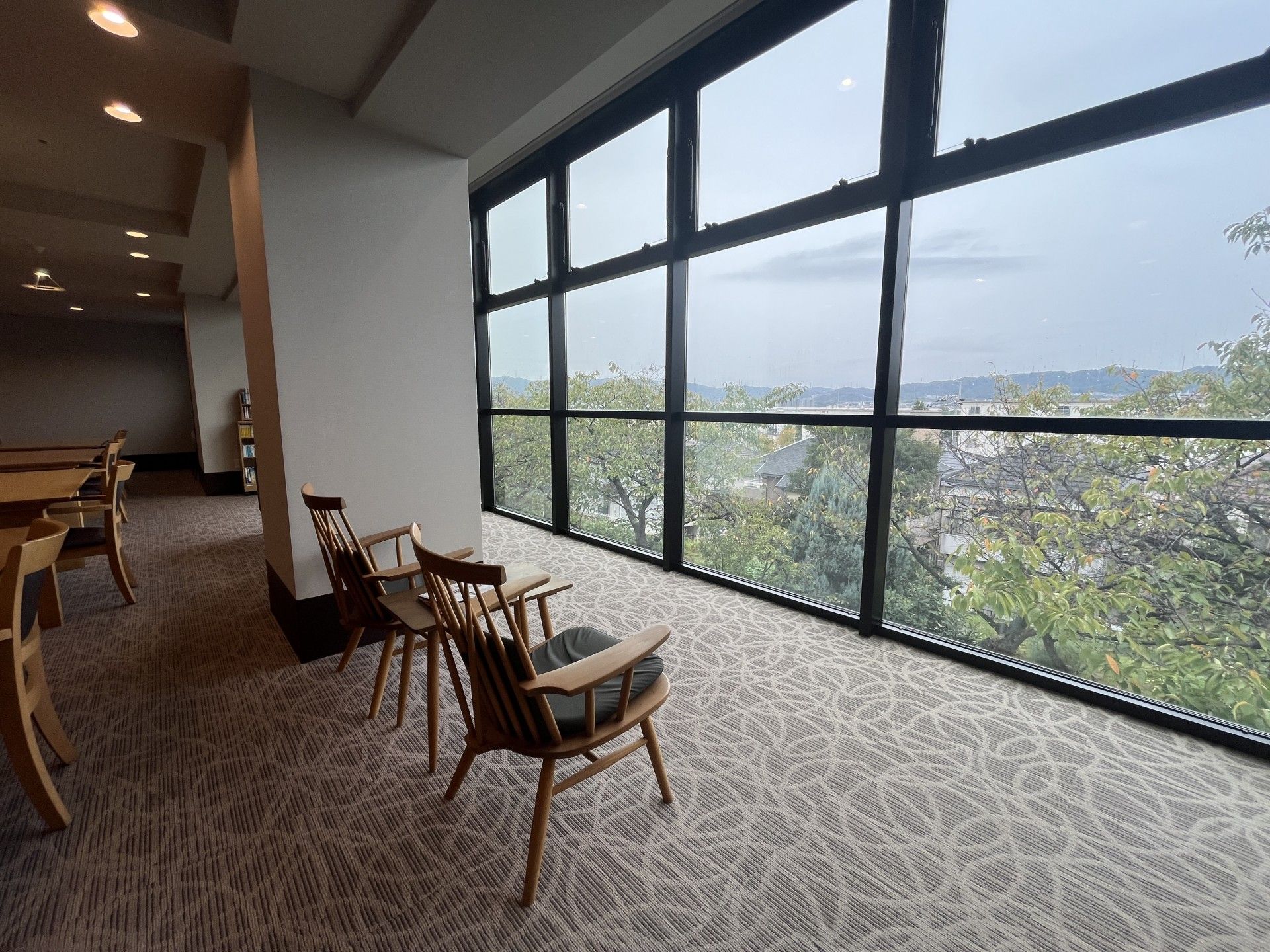 大きな窓のある休憩スペース
