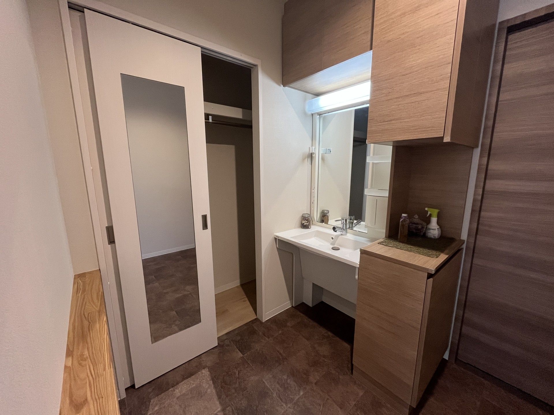 洗面台と収納のある空間