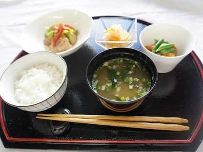 汁物とごはん、おかずが数種類整った施設内で出されるメニュー例