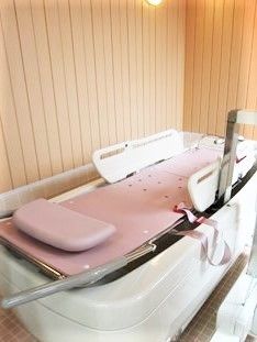 寝たきりの姿勢にも対応している介護浴槽の様子。臥位浴対応型浴槽
