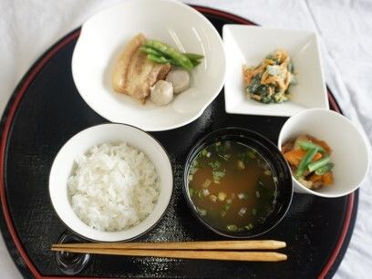 ほうれん草と人参の和え物、肉と里芋やさやえんどうの煮物、ご飯と味噌汁のセット