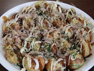 青のりとかつお節をトッピングしたたこ焼き