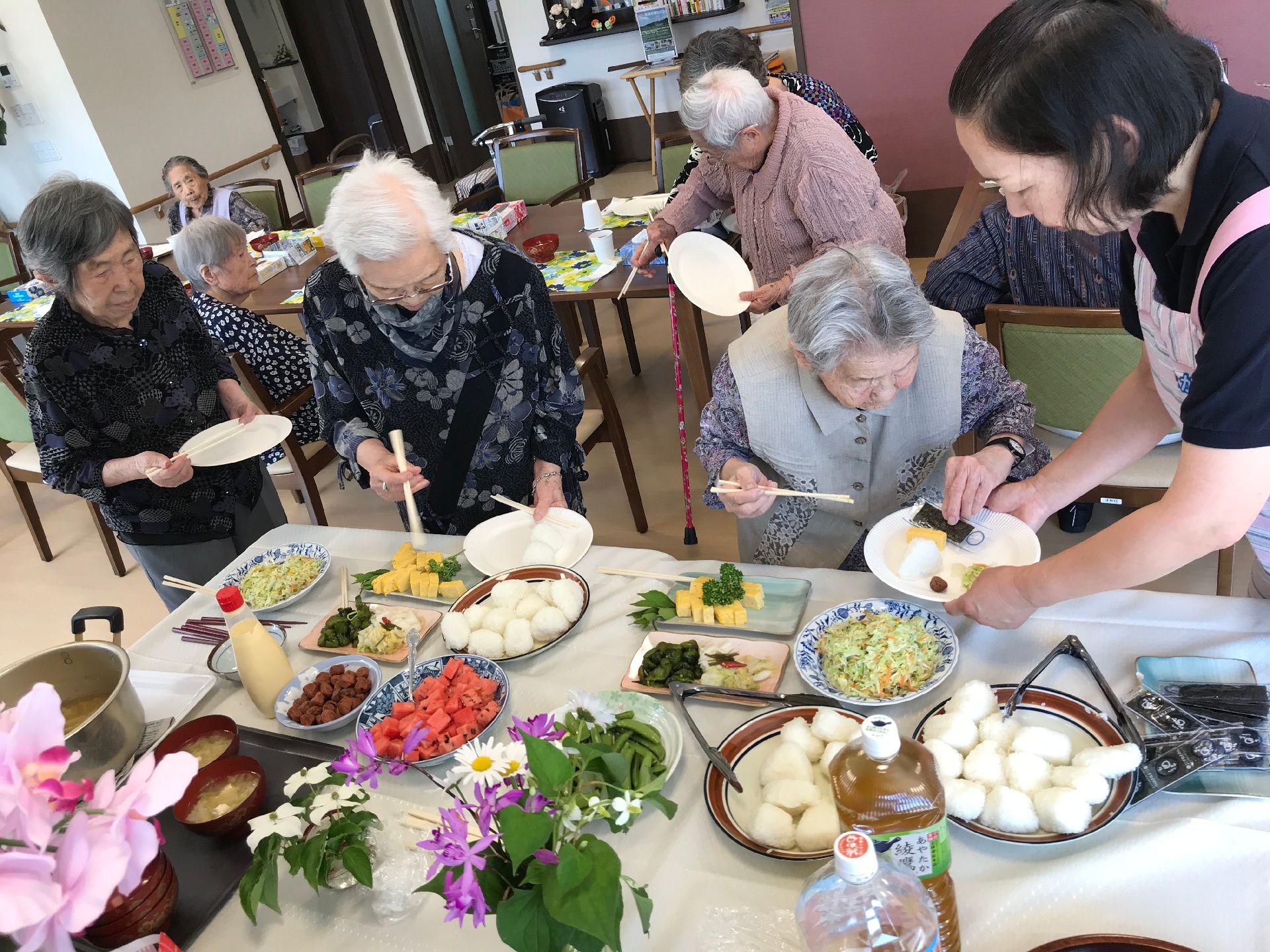 バイキングイベントで食事をとっている様子。施設内のレクリエーションの一環