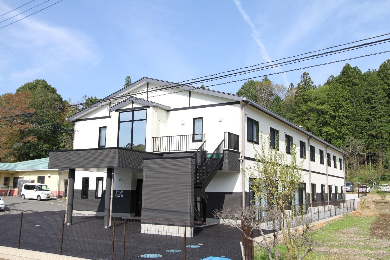 「市貝の里なごみ」の外観写真。大きな一軒家風のデザインと長屋のような大きな建物が印象的な写真