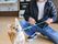 子犬を連れたスタッフ