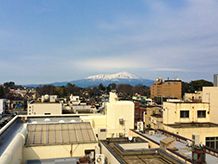 遠くに山が見える風景