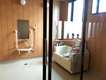 手すり付きの浴室