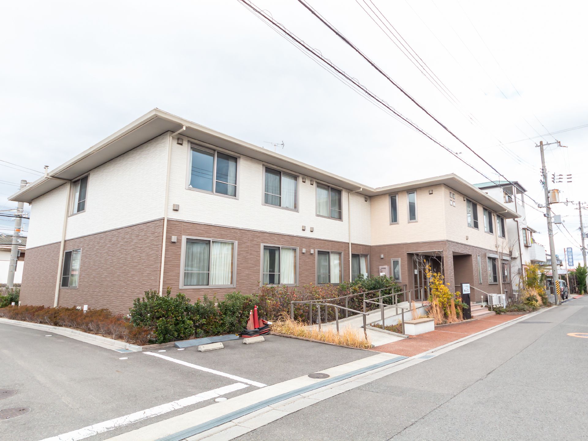 バリアフリー化された、手すりが設置してある玄関