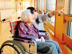 窓辺の車椅子利用者