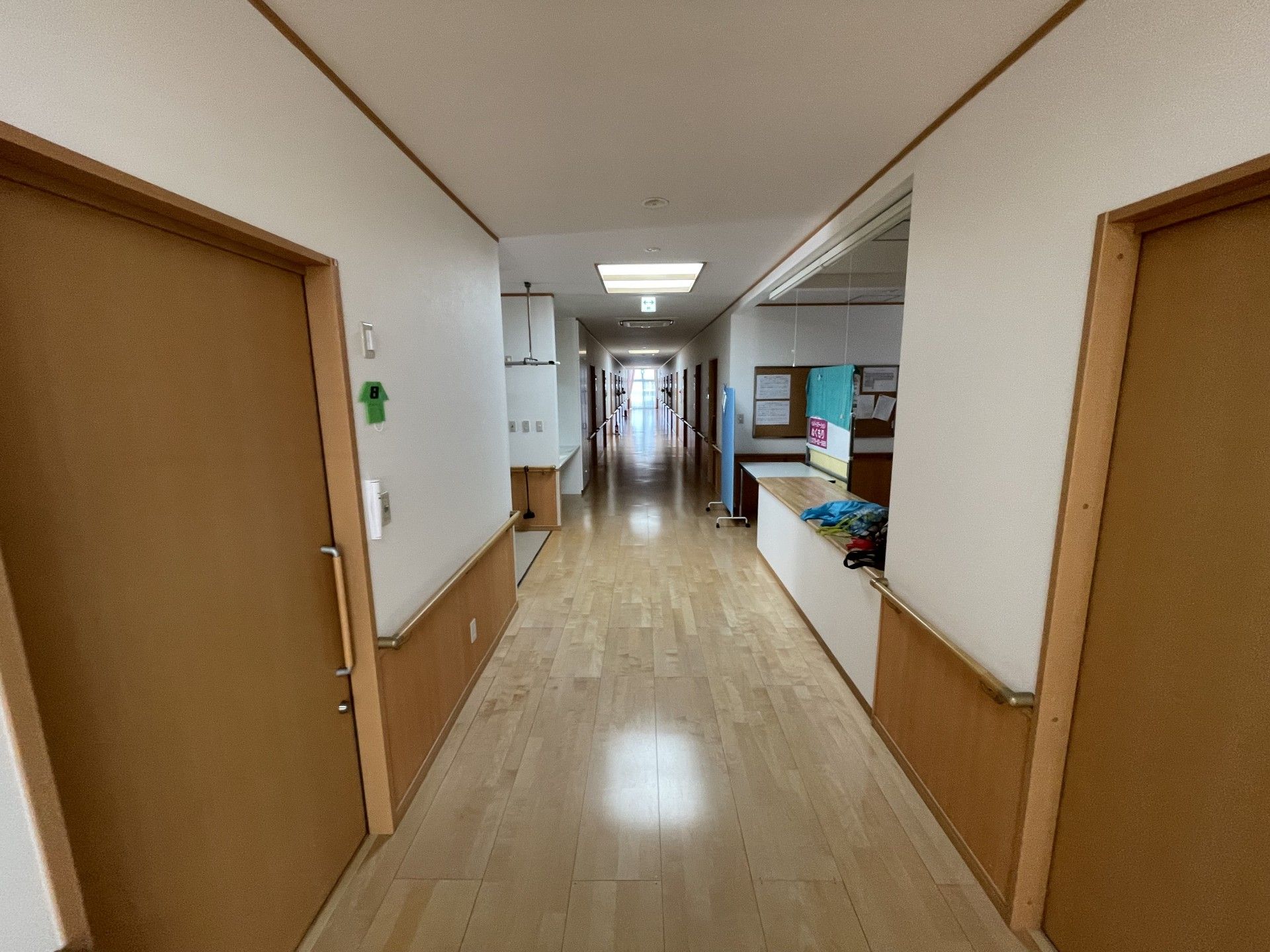 廊下の明るい施設風景
